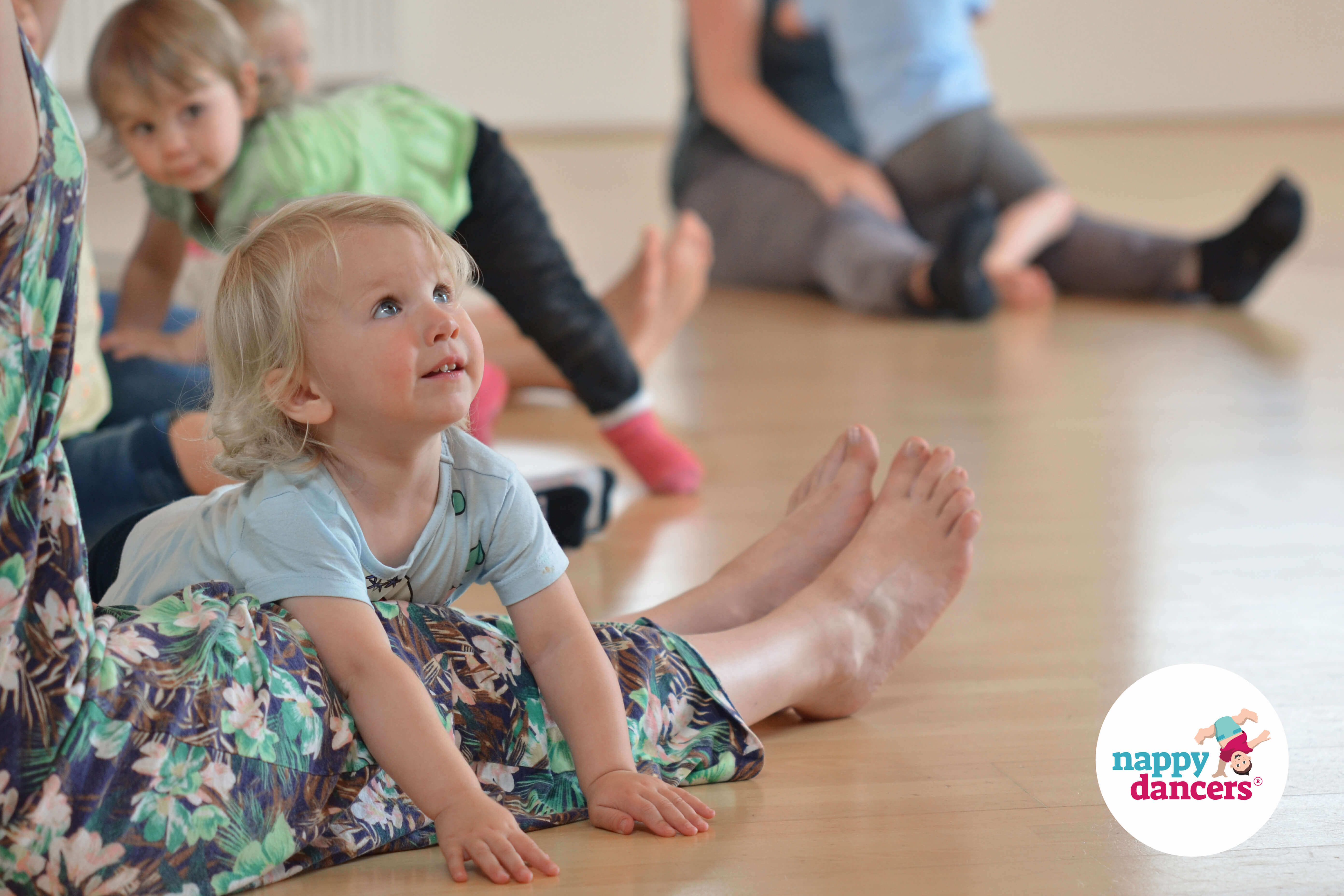 spielerisches Tanzen und Erleben mit Musik für Kinder mit der Bezugsperson